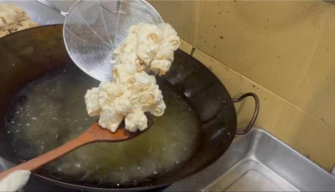 制作好的豆皮莲花，在油炸后宛如手工艺品。（陈映彤提供／叶静美彰化传真）