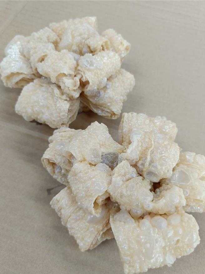 制作好的豆皮莲花，在油炸后宛如手工艺品。（叶静美摄）