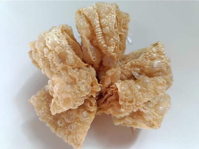 制作好的豆皮莲花，在油炸后宛如手工艺品。（叶静美摄）