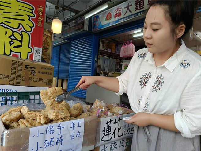 除了豆皮莲花，人们也发挥巧思，将豆皮制成佛手、猪蹄。（叶静美摄）
