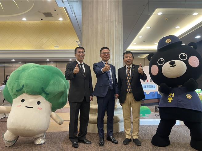 国泰人寿捐赠防诈桌游给全台各地警察机关。（翻摄照片／林郁平台北传真）