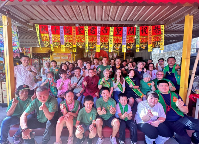 关公圣诞祝寿信眾及志工们大合照 (图/关公华光迎富庙提供)