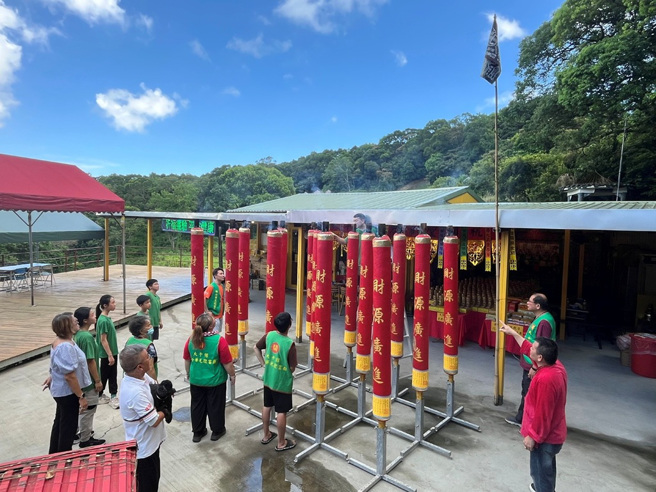 李顾问帮忙巡视巨型通天香燃烧状况及信眾及志工们合影 (图/关公华光迎富庙提供)