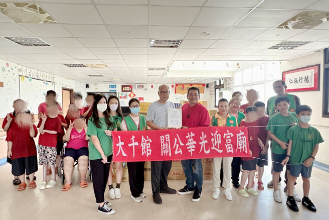 大千馆关公庙庙主及师兄师姐们带物资前往财团法人宜兰县私立柏拉图復康之家关怀捐赠 (图/关公华光迎富庙提供)
