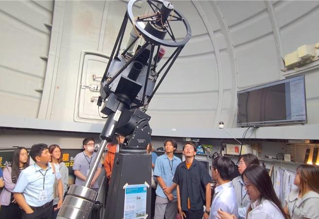 屏東市建國國小將於7日晚間對外開放獵戶座天文台，讓民眾透過望遠鏡觀賞天文現象，並於晚間11時30分至隔日5時全程直播「血月全食」的變化。（謝佳潾攝）