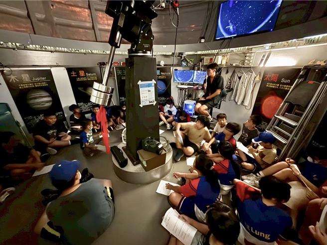 屏東市建國國小將於7日晚間對外開放獵戶座天文台，讓民眾透過望遠鏡觀賞天文現象，並於晚間11時30分至隔日5時全程直播「血月全食」的變化。（謝佳潾攝）