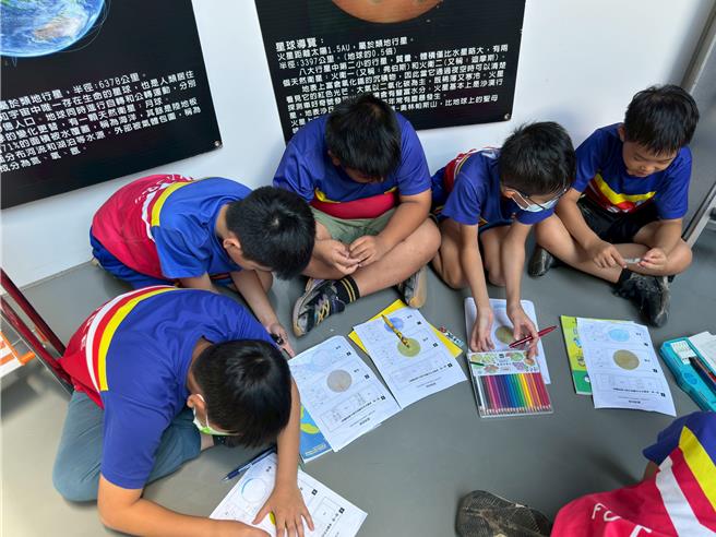 屏東市建國國小將於7日晚間對外開放獵戶座天文台，讓民眾透過望遠鏡觀賞天文現象，並於晚間11時30分至隔日5時全程直播「血月全食」的變化。（謝佳潾攝）