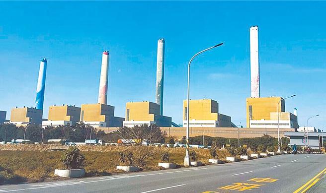 台中火力发电厂1楼新燃气机组电气室4日傍晚惊传变压器冒烟起火燃烧，火势于傍晚5时47分控制，并造成无人员伤亡。台电表示，将详细调查事故原因，也说明该火警不影响既有机组运转及供电。（示意图／本报资料照片）