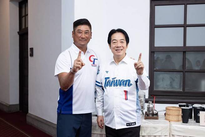 赖清德肯定中华民国棒球协会理事长辜仲谅对台湾棒球运动发展的贡献。（图／总统府）