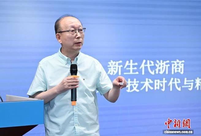 陆财经学者预示新生代浙商时代来临。图为胡宏伟在民营经济大讲堂之新时代、新生代、新浙商座谈会。（中新社）