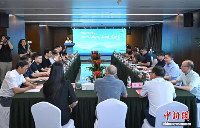 陆财经学者预示新生代浙商时代来临。图为民营经济大讲堂之新时代、新生代、新浙商座谈会在杭州举行。（中新社）