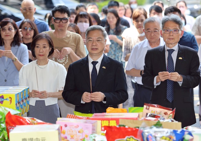 經濟部長龔明鑫（中）4日出席部內舉行的114年「中元祈福祭典」，並率領同仁上香祈福。（姚志平攝）