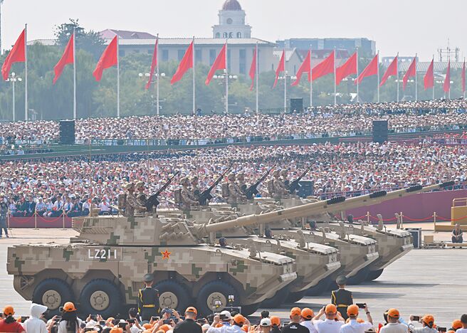 中共3日在北京舉行九三大閱兵。圖為兩棲突擊方隊接受檢閱。（新華社）