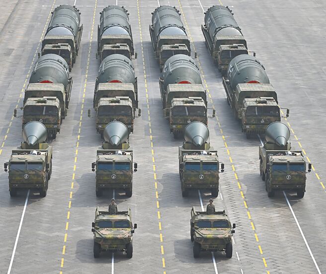 美國《外交政策》期刊指出，九三閱兵象徵著區域軍事平衡出現不可逆轉的變化，中國已在軍事領域領先全球。圖為核導彈第二方隊。（新華社）