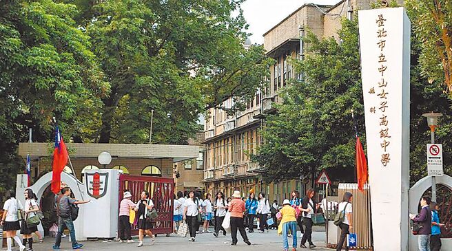 台北市中山女高新學期熱食部漲價，學生不滿學校規定每班每月僅可訂1次外食，發起在校長室門口吃便當的革命活動，盼爭取更完整的訂餐權利。（本報資料照片）