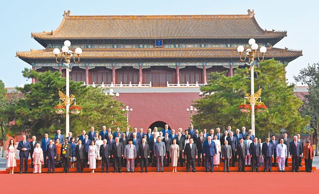 中俄朝元首在北京同框參加閱兵，歐盟外交政策首長卡拉斯表示，這是致力建立反西方「新世界秩序」行動的一部分。圖為中共中央總書記習近平和夫人彭麗媛3日在天安門端門外廣場迎接外國代表團。（新華社）