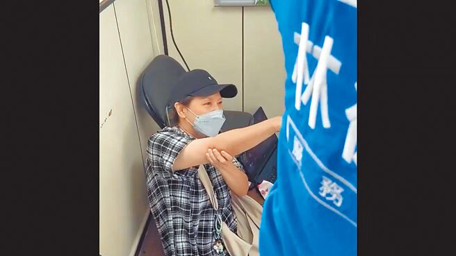 新北市永和波薾社區張姓主委被台電承包商推倒撞牆受傷。（林德福辦公室提供／王揚傑新北傳真）