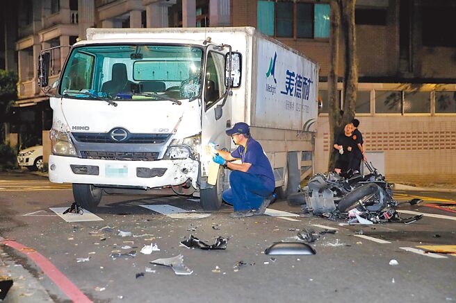 新北市五股区水碓五路3日凌晨发生死亡车祸，货车左转时不慎与机车相撞。（黄世麒摄）