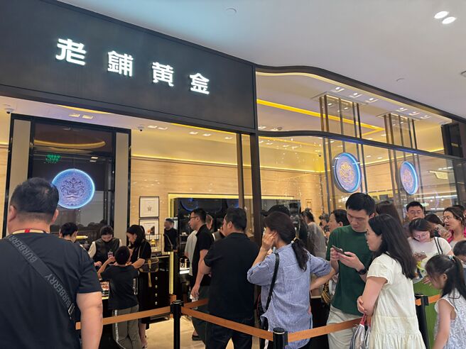 北京SKP老铺黄金大排长龙，顾客需排队取号才能进店。（金蜀卿摄）