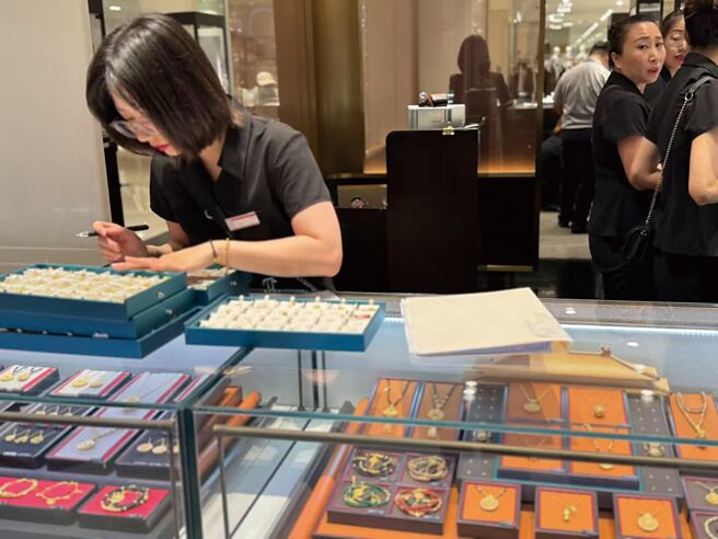 国际金价2025上半年涨超25％，大陆自8月1日起，现金买黄金钻石超10万元需上报。（金蜀卿摄）