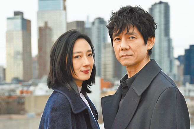 西岛秀俊（右）与桂纶镁主演的《Dear Stranger》，是今年金马影展的闭幕片。（金马提供）