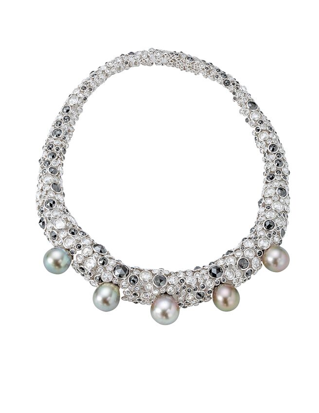 Chopard Red Carpet系列项炼，以白金镶嵌珍珠打造高对比的显眼度，并以222颗总重42.72克拉的黑色玫瑰式切割彩钻与364颗玫瑰切割白钻烘托其独特性，2227万元。（Chopard提供）