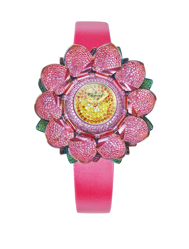 Red Carpet Lotus Blanc腕表，採用18K白金与钛金属制成，精致的花瓣开阖装置引人注目，1768万元。（Chopard提供）