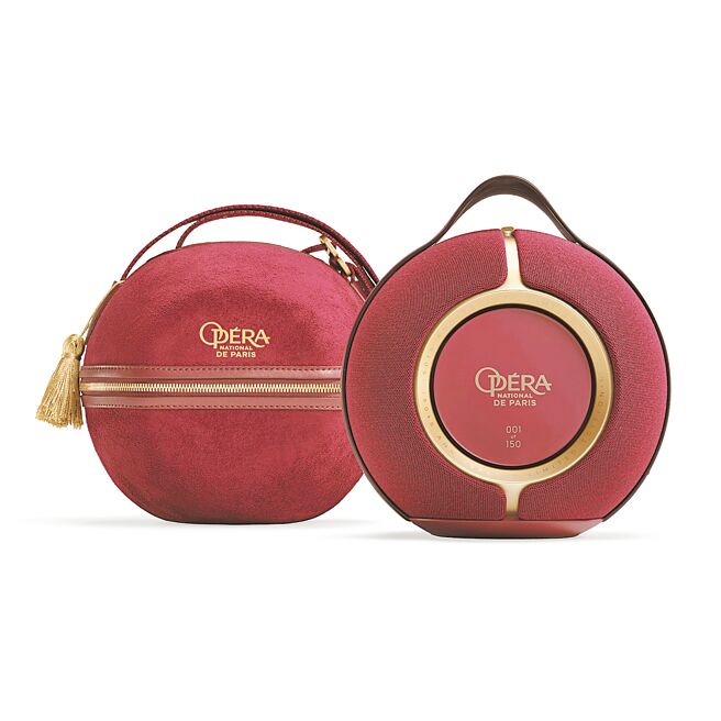 法国声学品牌Devialet为庆祝法国艺术殿堂巴黎歌剧院150周年，推出Devialet Mania限量版可携式扬声器（见图）。全球限量150台，每一台皆刻有专属编号，外型选用象徵舞台帷幕与丝绒座椅的经典深红色，配备专属丝绒Cocoon携行包，搭配同色系背带、金色拉炼等细节以呼应巴黎歌剧院金碧辉煌的内装，携行包外身的一抹金色流苏，象徵戏幕落下前的优雅谢幕。9月17日起于Devialet台北101、台中大远百与高雄汉神巨蛋正式贩售，售价7万1900元。（IMAGEAUDIO映象提供）