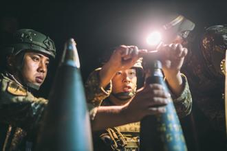 澎防部戰車營基地實彈射擊 火光四射驗證訓練成效