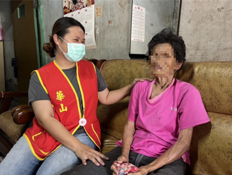 守护屏东里港独居失明嬷 爱心天使相伴10年不间断
