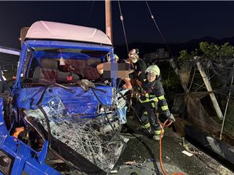 台東清晨貨車自撞！車頭全毀 駕駛一度受困