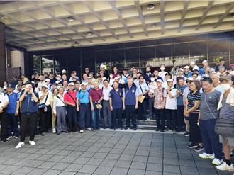 行政院不編退警預算 全國退警總會動員百人赴北檢「控告瀆職」