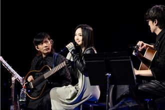 徐佳瑩澳洲草地解放 大膽躺平做「羞恥」的事