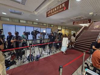 影》柯文哲获交保！柯妈哽咽吐心声 北院现场最新