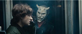 驚悚電話鈴聲再響起！《闇黑電話2》擄童怪回來了