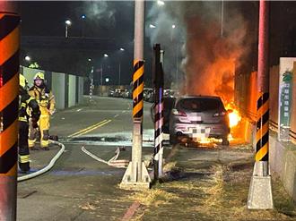 高雄阿北车上吃宵夜吓傻 车头突冒火仓皇逃生