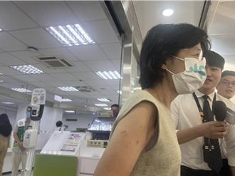 民眾黨籌錢中！陳佩琪赴銀行匯款「笑容藏不住」