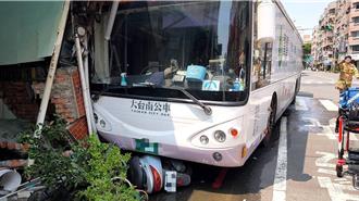 台南公車疑機械故障 「滑行撞進民宅」損壞消防栓