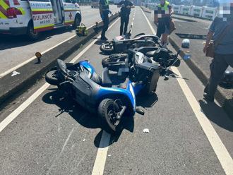 忠孝橋機車道3車追撞　2女1男摔車濺血
