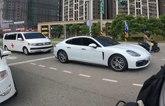救護車地獄！保時捷女駕駛聞警示聲 「1分鐘後」才讓過