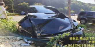 驚險瞬間！特斯拉閃機車「撞爆消防栓」車頭毀 水柱狂噴