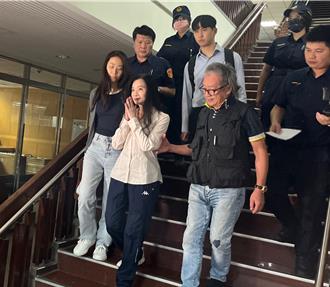 關押1年3千萬交保  應曉薇雙手合十微笑走出法院