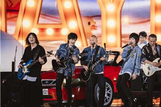 五月天阿信唱一半突被他親吻又被叫「Honey」現場畫面曝光