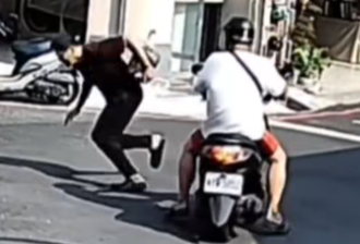 阿伯骑车右转「不慎撞倒行人」？竟是神助攻 网直呼：该表扬