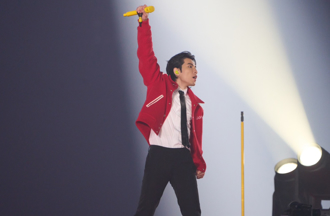 萧敬腾诚意炸开「嗨唱11首金曲」致敬林智胜！火车便当、Sorry都来了