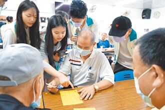 竹市 8学子化身小蜜蜂 陪长辈共餐