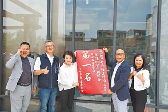 鍋烤節冠軍店 盧秀燕趕場貼紅榜