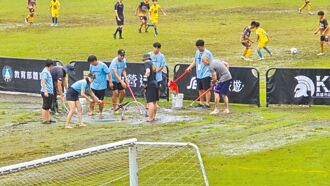 高雄 文中足球場遇雨擾賽事 將強化排水