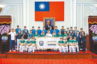 棒球》接見棒球英雄 賴允發布紀念郵票