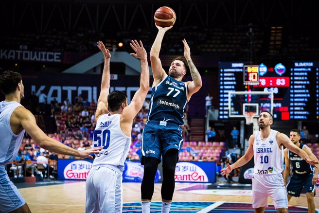 東契奇5日交出37分、11籃板及9助攻的準大三元。(取自FIBA官網)